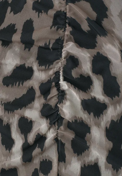 Midirok van mesh met print timeless beige Close-up van een stof met beige-zwarte luipaardprint en zichtbare middennaad.