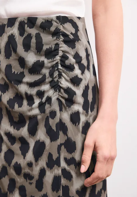 Midirok van mesh met print timeless beige Close-up van een luipaardprint-rok in grijs en zwart met zijdelingse plooien.