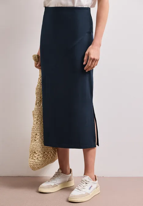 Midirok van tricot in effen kleur shadowed navy Donkerblauwe midirok met zijsplit, witte sneakers en gevlochten tas