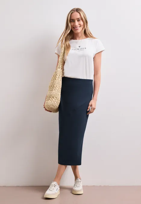 Midirok van tricot in effen kleur shadowed navy Vrouw in wit T-shirt, donkerblauwe midirok, plateau sneakers en strotas