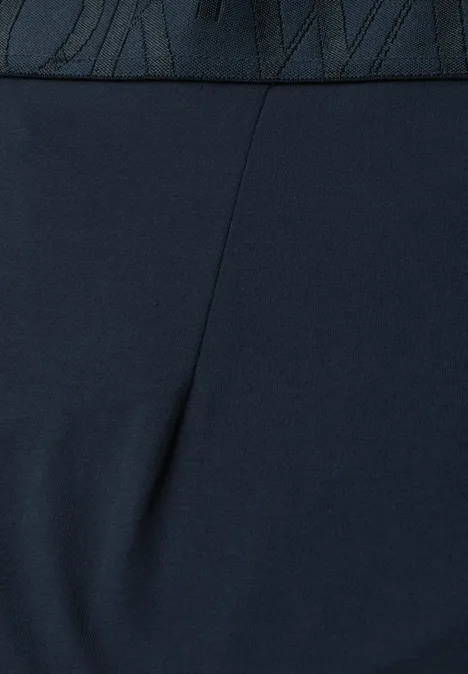 Midirok van tricot in effen kleur shadowed navy Close-up van een donkerblauwe, nauwsluitende legging met hoge taille en zichtbaar Nike-logo op de band.