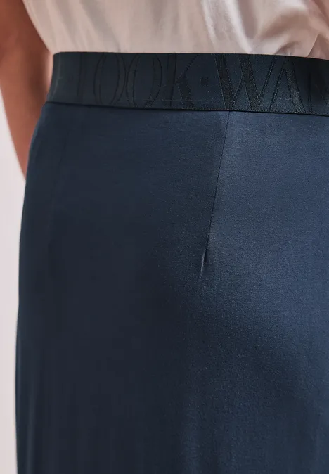Midirok van tricot in effen kleur shadowed navy Close-up van een donkerblauwe taille met brede zwarte band met daarop 'LOOK'.