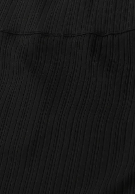 Geribde midirok met elastische tailleband Black Close-up van zwart, fijn geribd textiel met verticale lijnen.