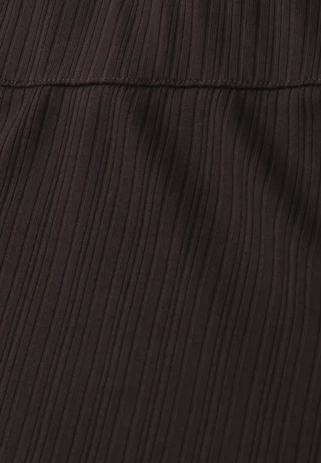 Geribde midirok met elastische tailleband espresso brown Close-up van een bruin, fijn ribbelstof met een horizontale naad.