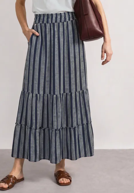 Jupe longue à rayures bleu marine et blanc, coupe à volants, style décontracté estival.