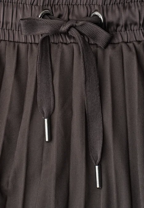 Midirock aus Mesh in Plisséestruktur black coffee Dunkelbrauner, plissierter Rock mit elastischem Bund und dekorativer Kordelzugschleife.