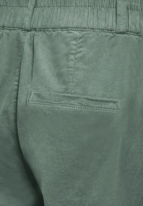 Cordhose im Casual Fit mindful green