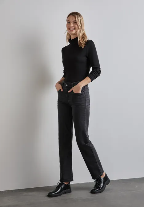 Straight Leg Jeans deep black wash