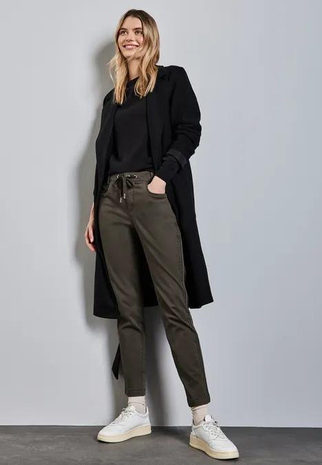 Hose mit Tape-Details muddy brown