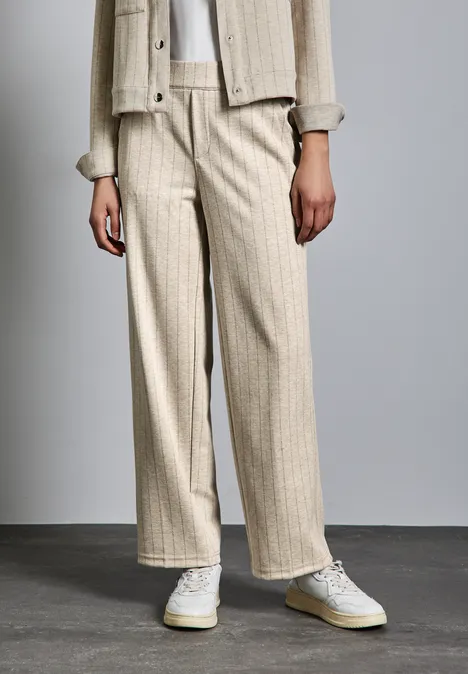 Straight Leg Hose sheer beige mel.
