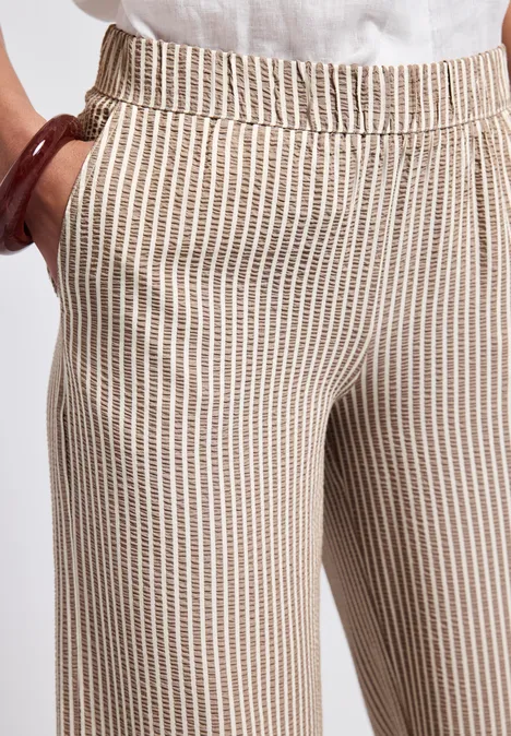 Gestreifte Seersucker Hose safari beige