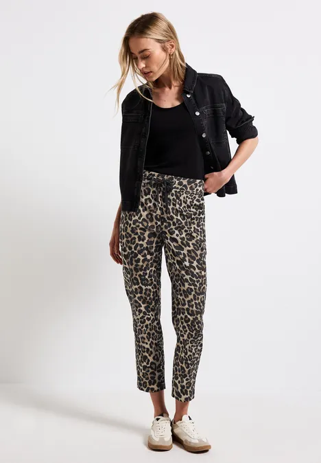 Loose Fit Hose mit Leo-Print Black