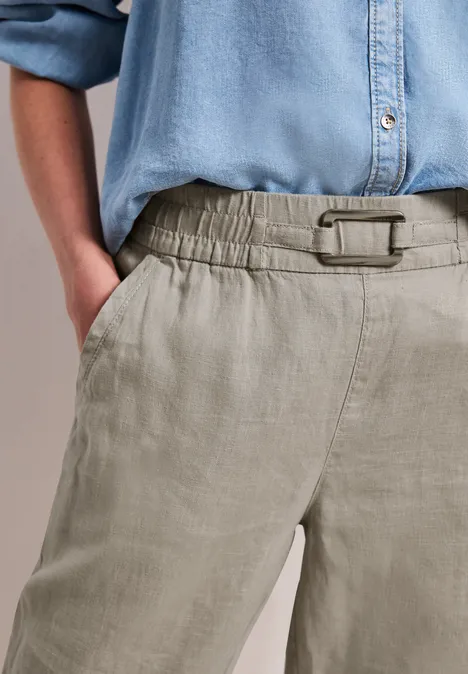 Pantalon slim en lin, détail boucle timeless beige