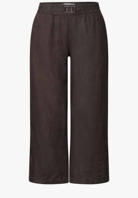 Luchtige, donkerbruine linnen broek met elastische taille en wijde, korte pijpen.