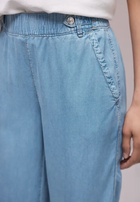 lichtblauwe denim joggerbroek met elastische taille, trekkoordje en steekzakken.