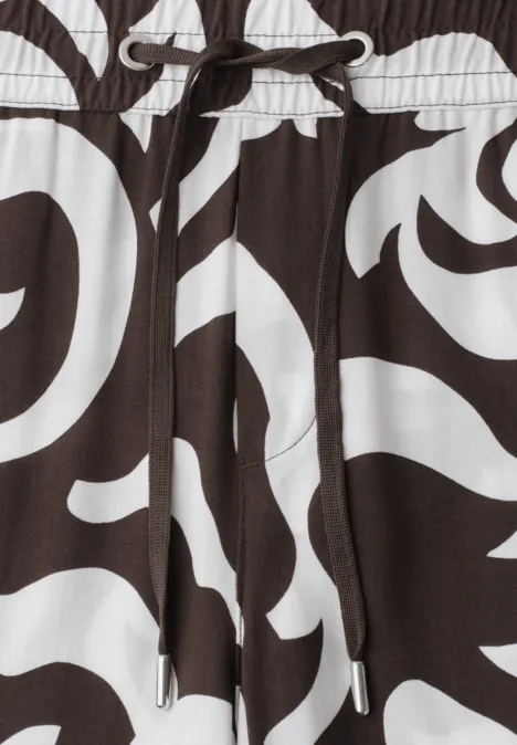 Dunkle Shorts mit weißem, abstraktem, geschwungenem Muster und Kordelzug