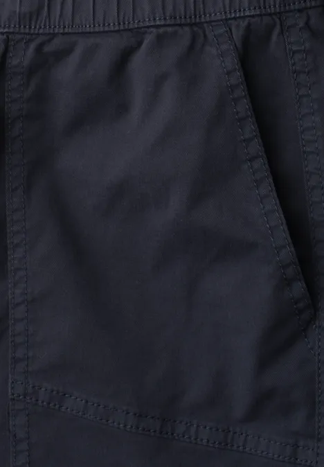 Nahaufnahme einer dunkelblauen Hose mit schräger Seitentasche