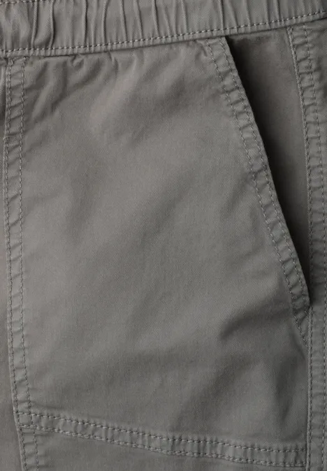 Pantalon gris à taille élastique avec poche latérale, design épuré et fonctionnel.