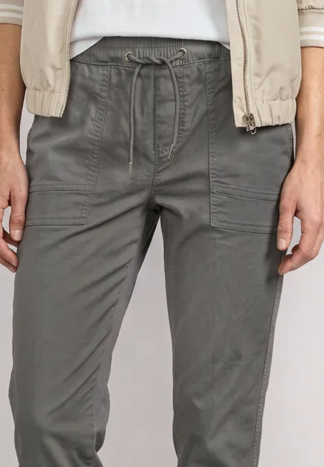 Pantalon cargo gris-vert avec taille à cordon élastique et poches plaquées.