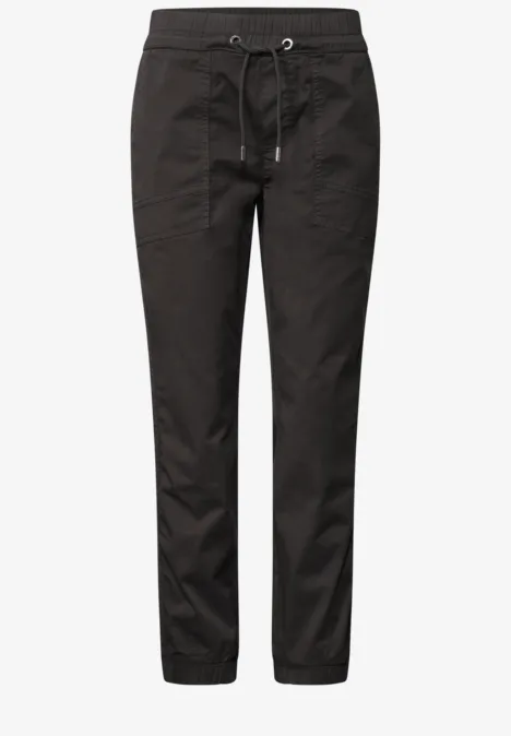 Zwarte, slanke vrijetijdsbroek met taillekoord en steekzakken voor een casual look.