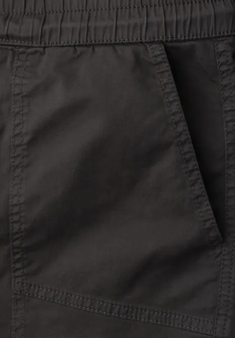 Eenvoudige zwarte broek met elastische tailleband en zijzak.