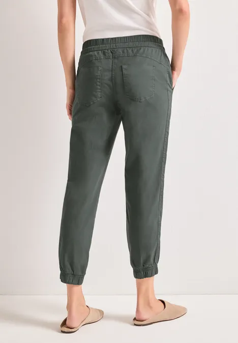 Achteraanzicht: donkergroene joggerbroek met elastische taille en pijpboord, zijzakken, casual uitstraling.