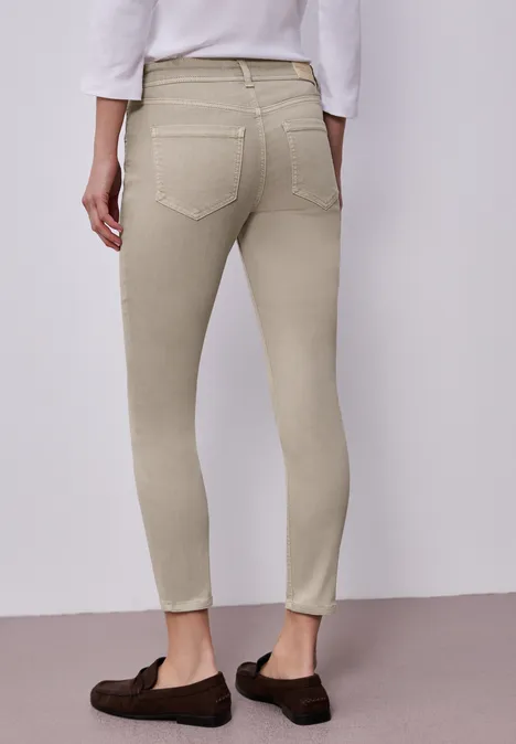 Mid Waist Slim Leg Jeans dans un Casual Fit Beige Washed