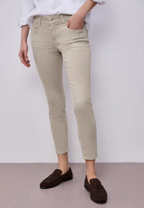 Mid Waist Slim Leg Jeans dans un Casual Fit Beige Washed