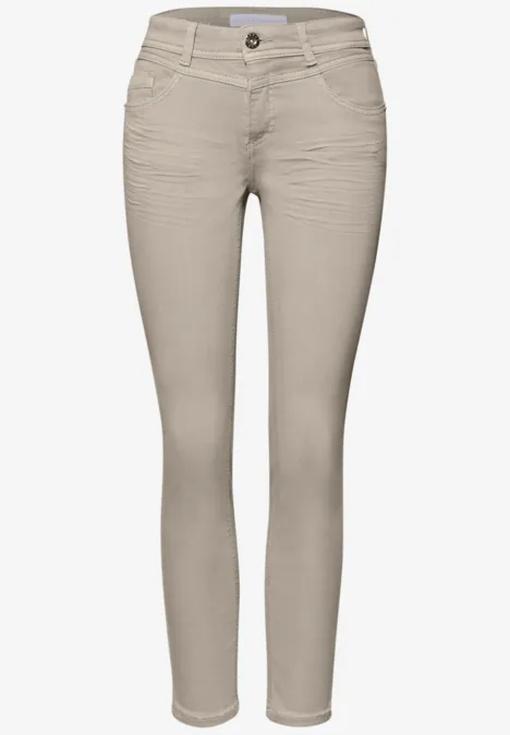 Mid Waist Slim Leg Jeans dans un Casual Fit Beige Washed