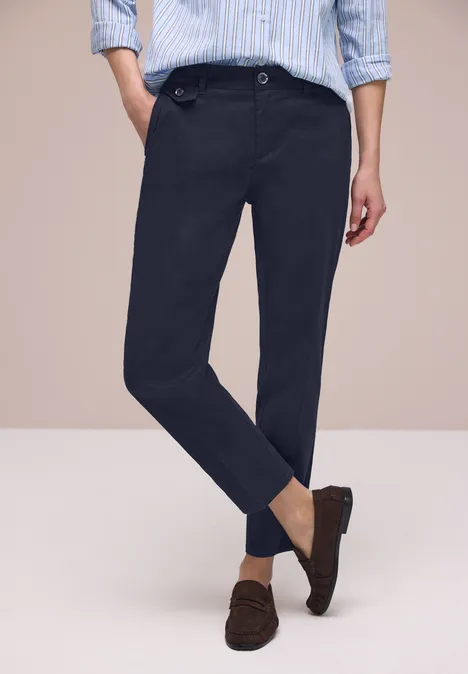 Chino en coupe casual dans une qualité douce deep blue