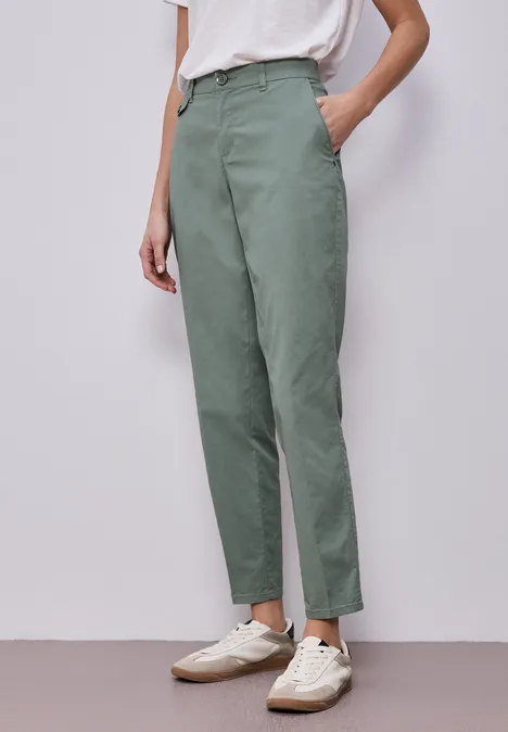 Chino en coupe casual dans une qualité douce dark mint green