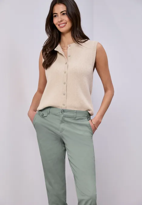 Chino en coupe casual dans une qualité douce dark mint green