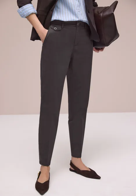 Chino en coupe casual dans une qualité douce deep earth