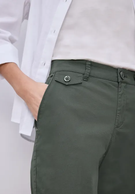 Chino im Casual Fit in softer Qualität cilantro green