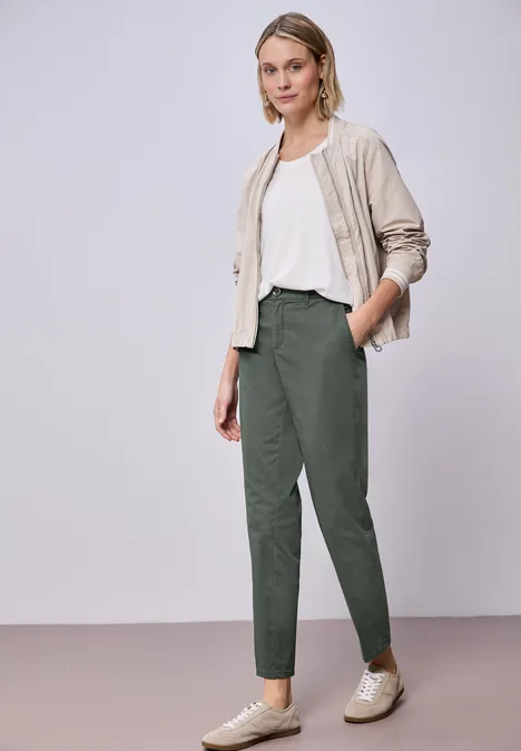 Chino im Casual Fit in softer Qualität cilantro green