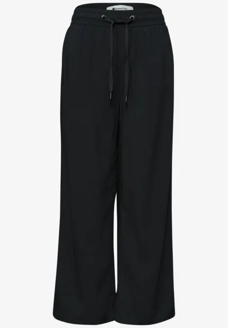 Zwarte wijde broek met elastische taille en trekkoord.