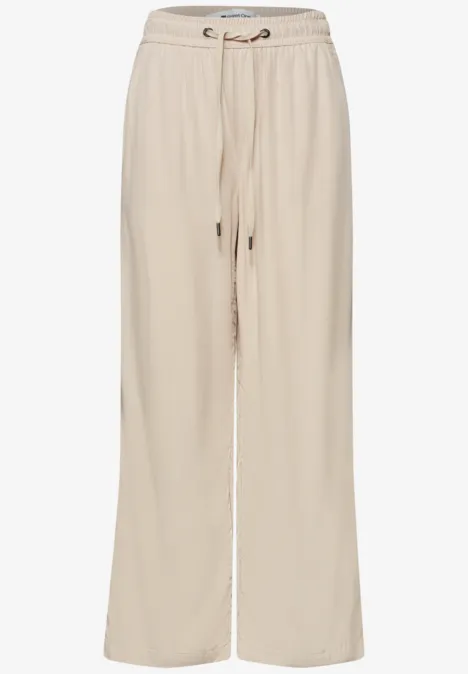 Comfortabele, wijde lichtbeige broek met elastische taille en trekkoord voor een casual look.
