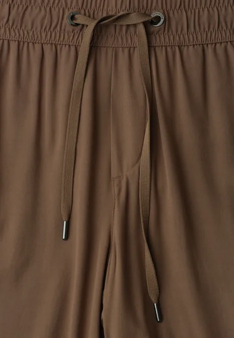 Bruine vrijetijdsbroek met elastische taille en koordsluiting met zilverkleurige metalen uiteinden.