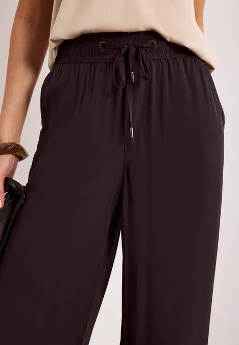 Zwarte, wijde broek met elastische taille en aantrekkoord, nonchalante pasvorm