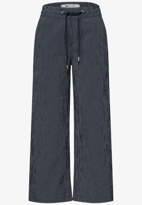 Wijd, donkergrijs broek met koordsluiting en losse pasvorm.