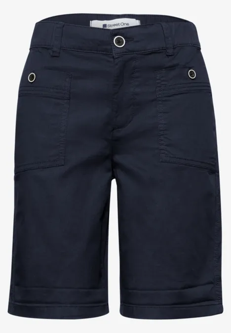 Donkerblauwe damesshorts (bermuda) met zijzakken.