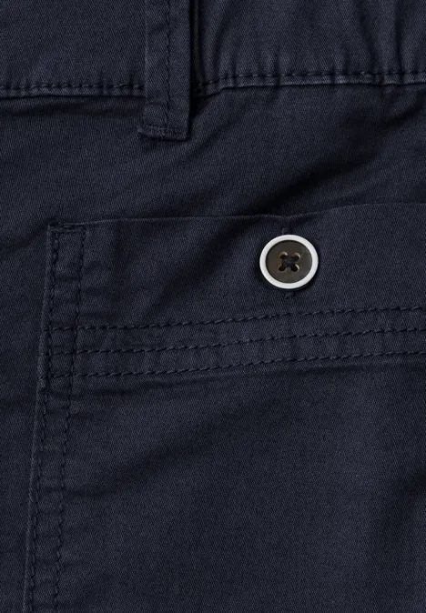 Donkerblauwe stoffen broek met ceintuurlussen, zijzak en knoopdetail