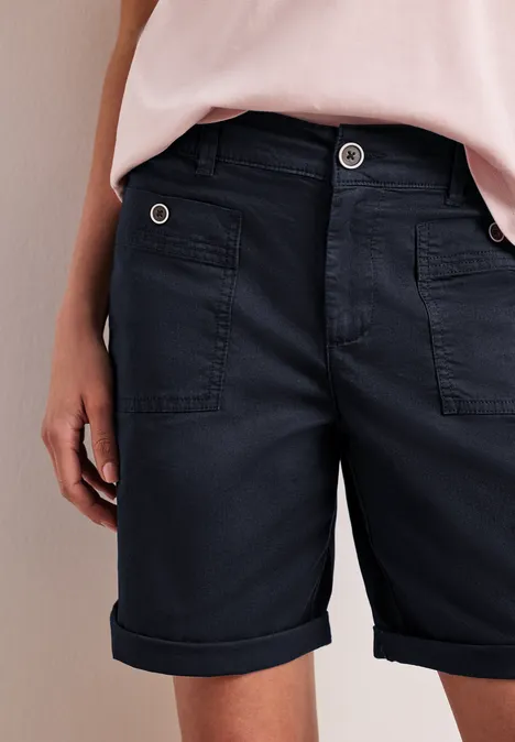 Donkerblauwe shorts met omgeslagen zoom, opgestikte zakken en een losse taille.