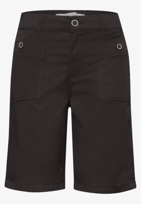 Zwarte cargo-broekshort tot op de knie met steekzakken, riemlussen en een sportieve uitstraling.