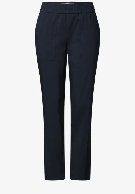 Slim Leg Chino mit Elastikbund shadowed navy Schlichte schwarze Hose mit elastischem Bund und geradem Schnitt.
