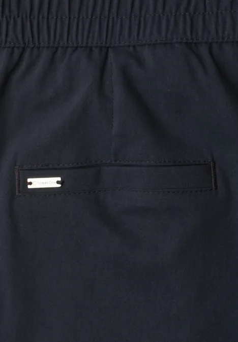 Slim Leg Chino mit Elastikbund shadowed navy Dunkelblaue Hose mit elastischem Bund und hinterer Tasche mit rechteckigem Metalldetail