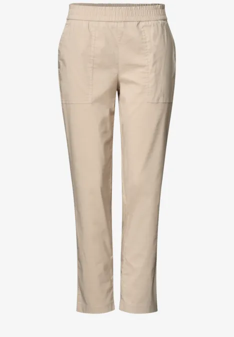 Beige, gerade geschnittene Damenhose mit elastischem Bund und aufgesetzten Taschen.