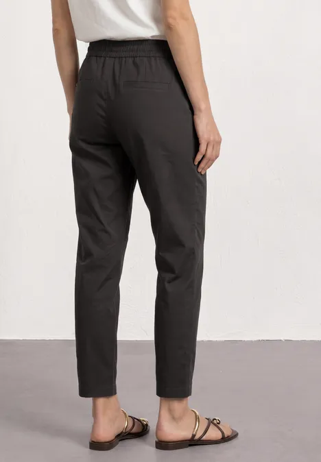 Slim Leg Chino mit Elastikbund deep earth Hoch taillierte, dunkelgraue Damenhose mit Gummibund und schmal zulaufenden Beinen.