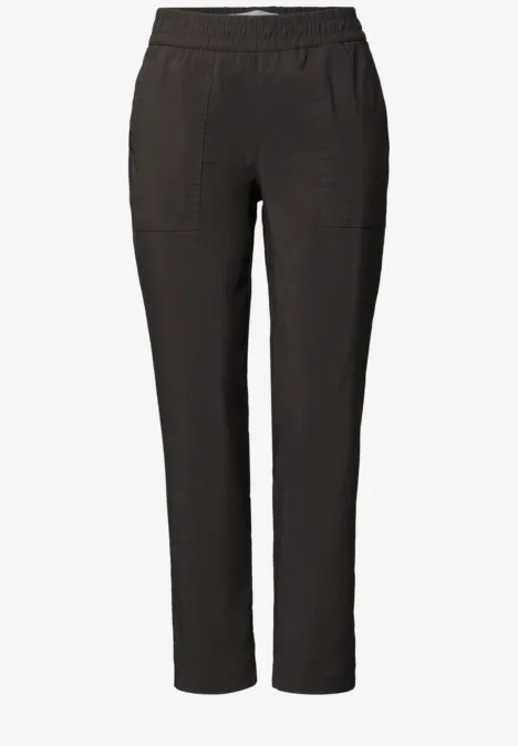 Slim Leg Chino mit Elastikbund deep earth Schwarze, schlichte Hose mit elastischem Bund und seitlichen Eingrifftaschen.