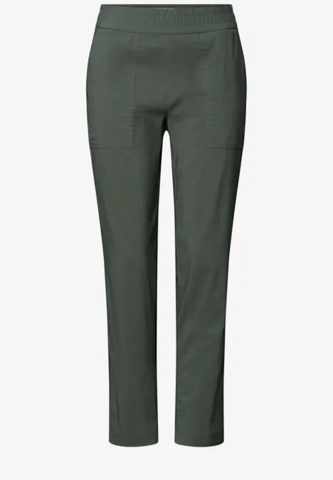 Dunkelgrüne Slim-Fit-Hose mit geradem Bein, hoher Taille und aufgesetzten Vordertaschen.
